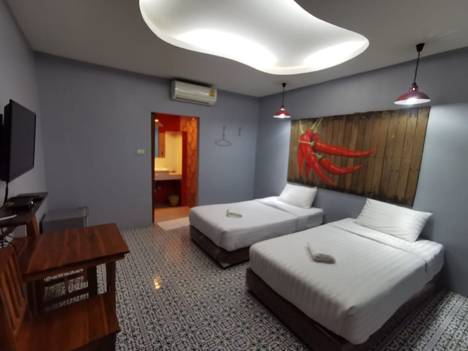 Standard Twin Room | Desk, WiFi (free), bed sheets