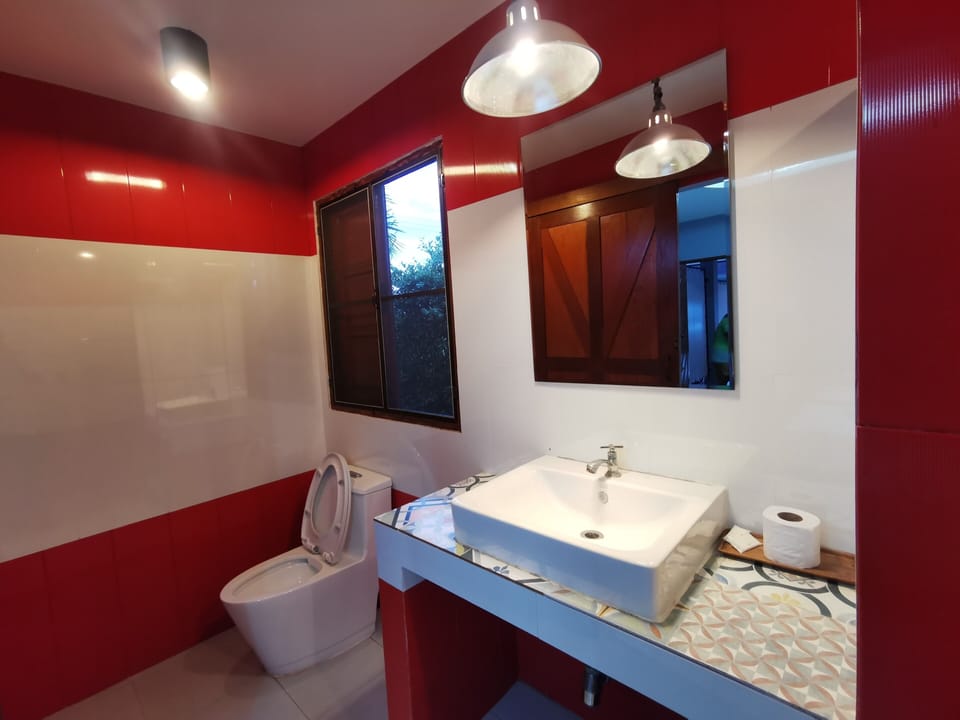 Standard Twin Room | Bathroom | Shower, free toiletries, bidet, towels