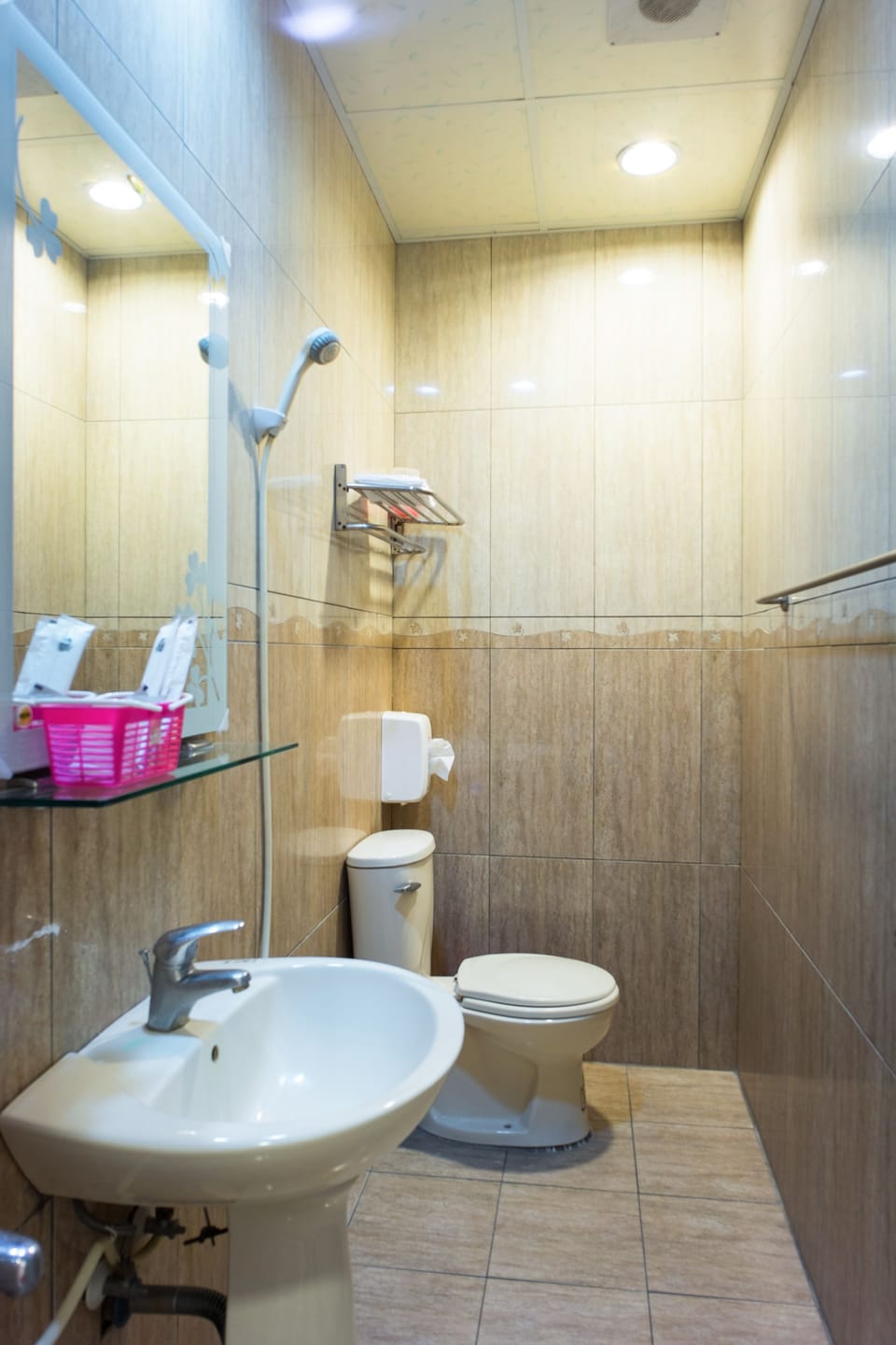 Room (6 persons) | Bathroom | Shower, free toiletries, hair dryer, slippers