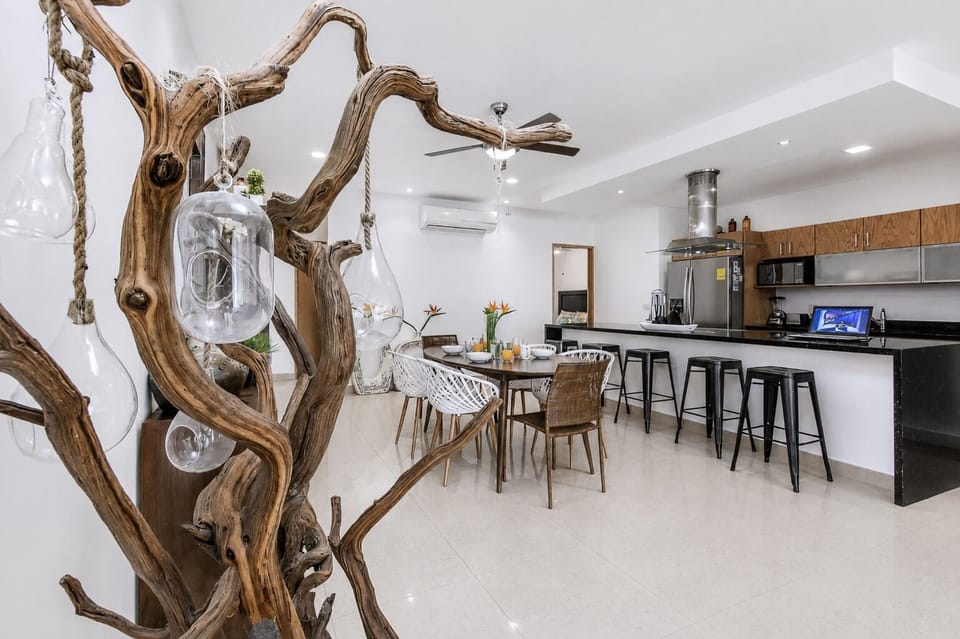 Family Apartment, City View | Dining