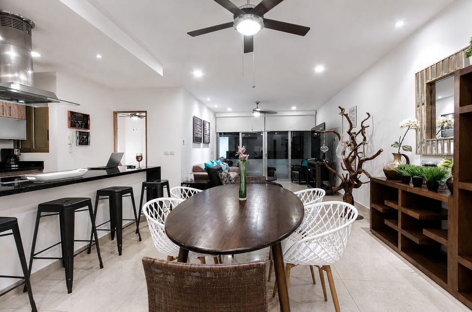 Family Apartment, City View | Dining