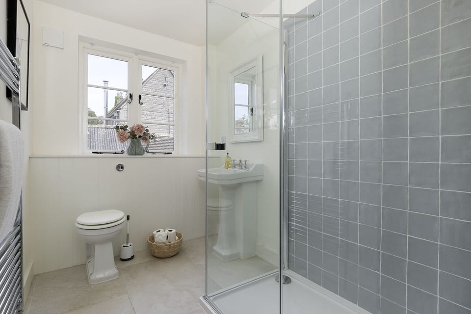 4 Wraggs Row Family Shower Room - StayCotswold