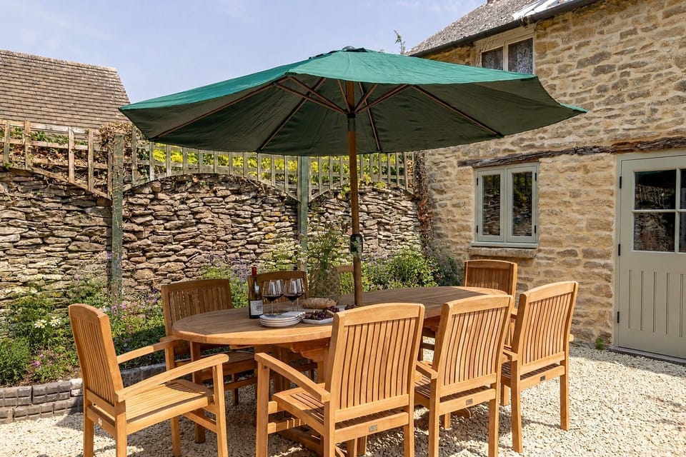 4 Wraggs Row Garden - StayCotswold