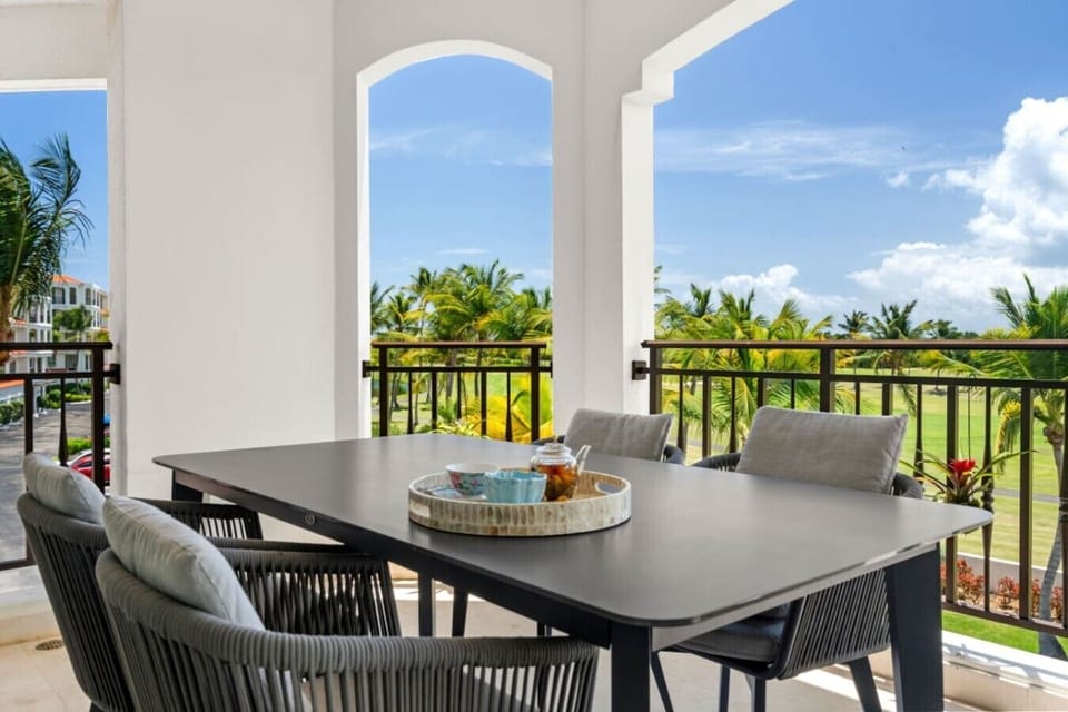 Ocean breeze, golf greens, and good company.