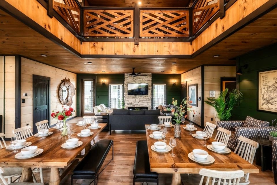 Family-style feasts under stunning woodwork – room for everyone at the table