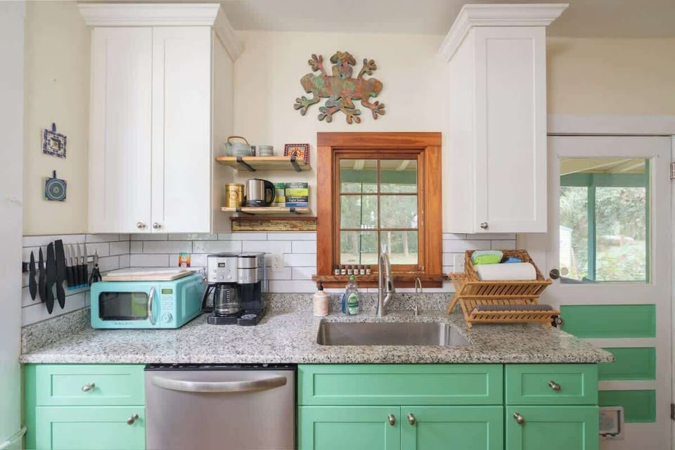 Access the backyard or back enclosed porch from the kitchen 