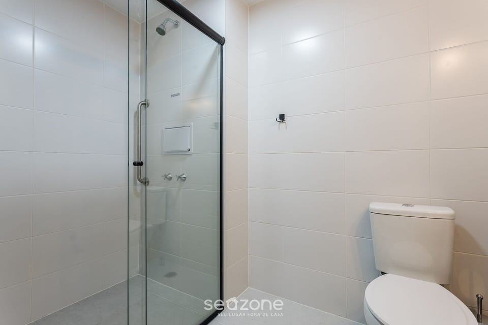 Basic Apartment | Bathroom | Shower