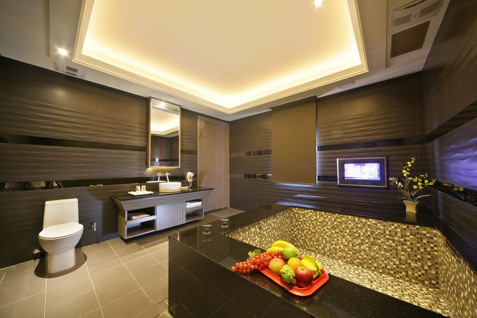 Superior Double Room | Bathroom | Separate tub and shower, jetted tub, free toiletries, hair dryer
