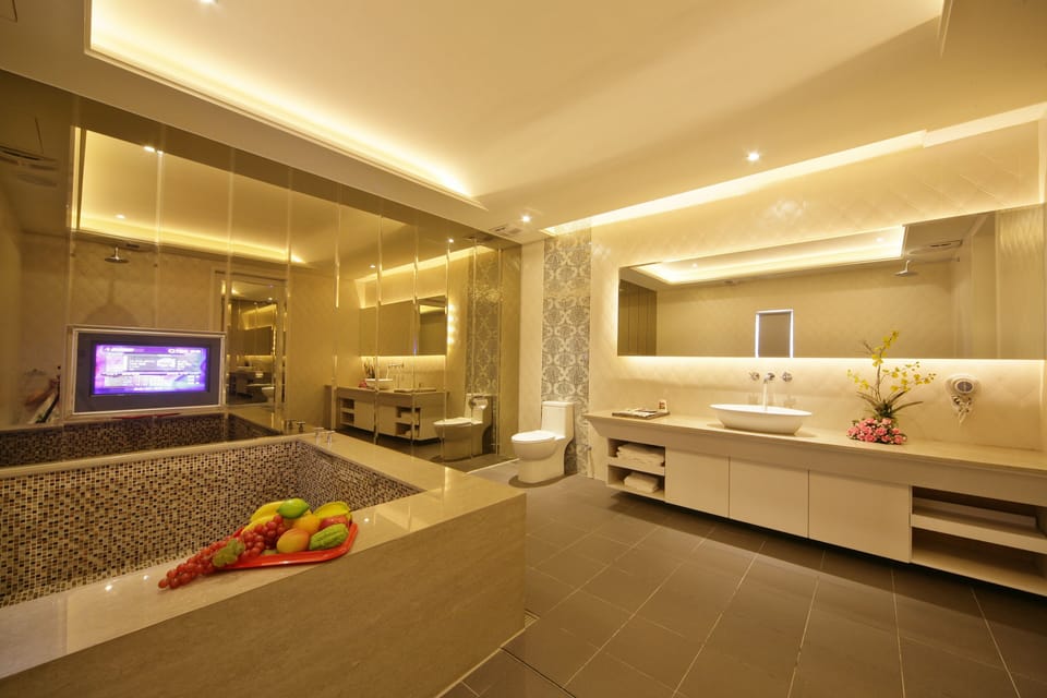 Superior Double Room | Bathroom | Separate tub and shower, jetted tub, free toiletries, hair dryer