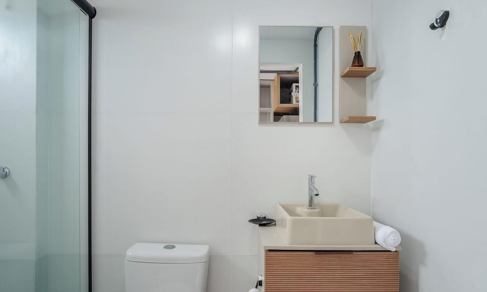 Basic Apartment | Bathroom | Shower