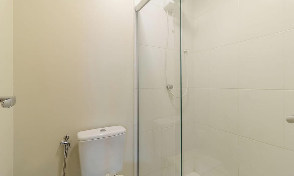 Basic Apartment | Bathroom | Shower