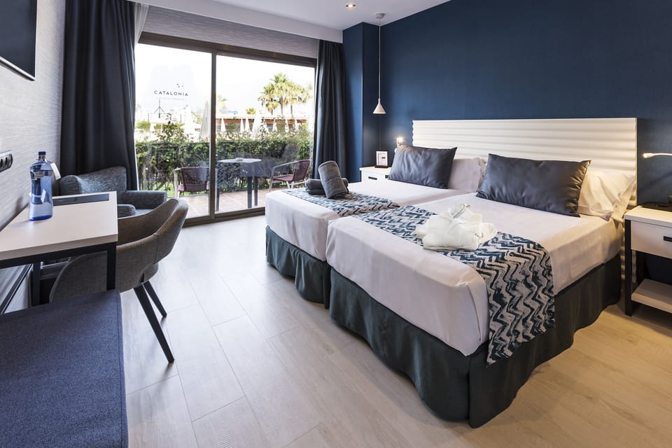 Minibar, desk, WiFi (free), bed sheets