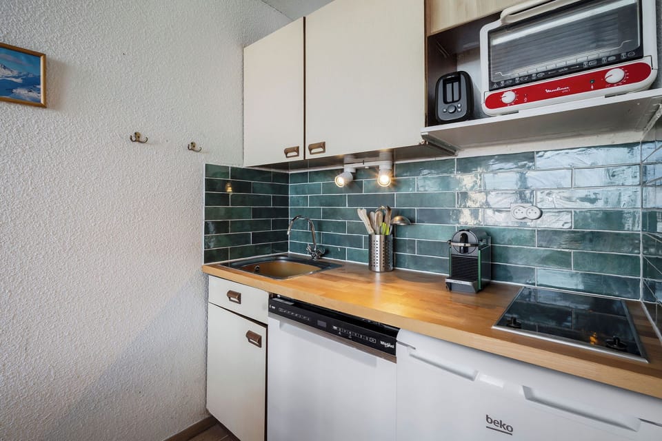 Comfort Apartment, Balcony, Mountain View | Private kitchen | Mini-fridge, microwave, oven, stovetop