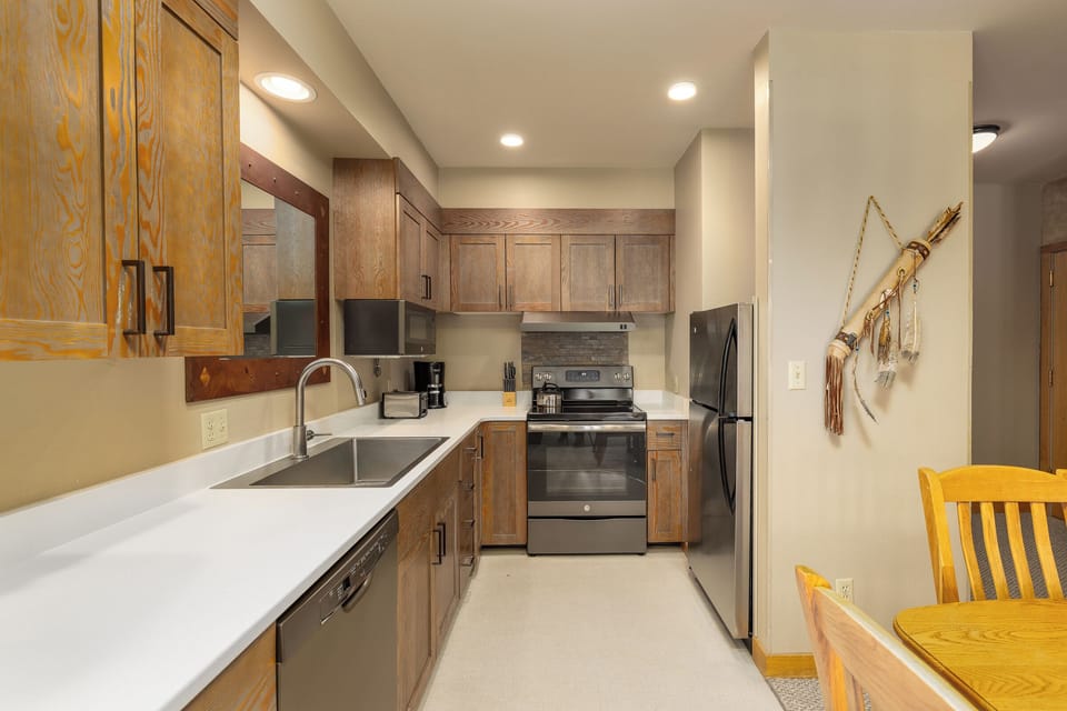 plenty of counter space for home cooked breakfast to charge up for a day on the slopes | Main Level