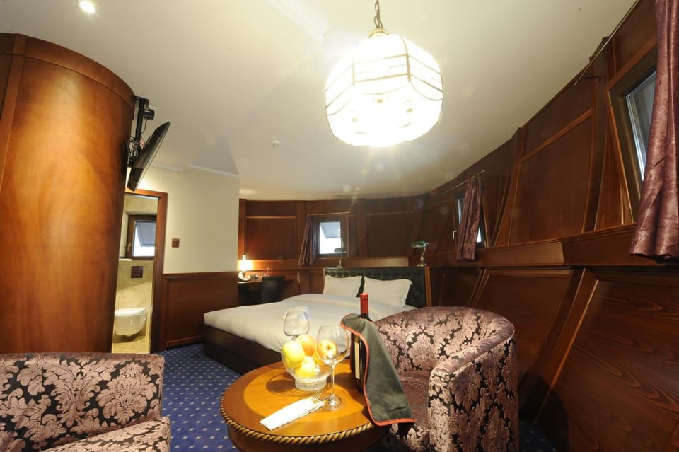 Minibar, in-room safe, desk, soundproofing