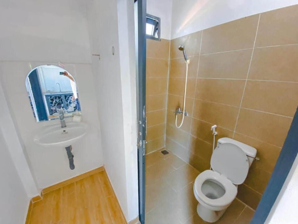 Standard Room, Garden View | Bathroom | Shower, free toiletries, hair dryer, towels