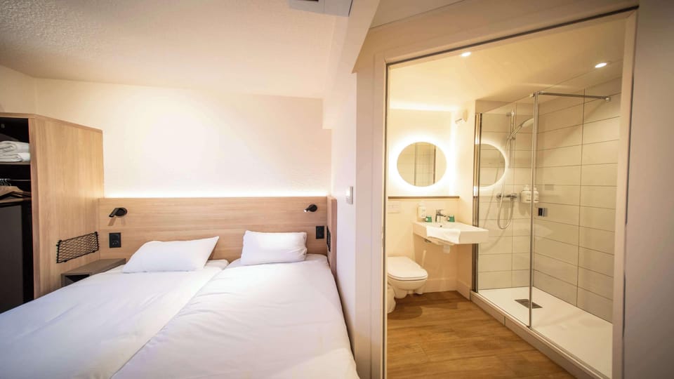 Standard Room, 2 Twin Beds | Accessible bathroom