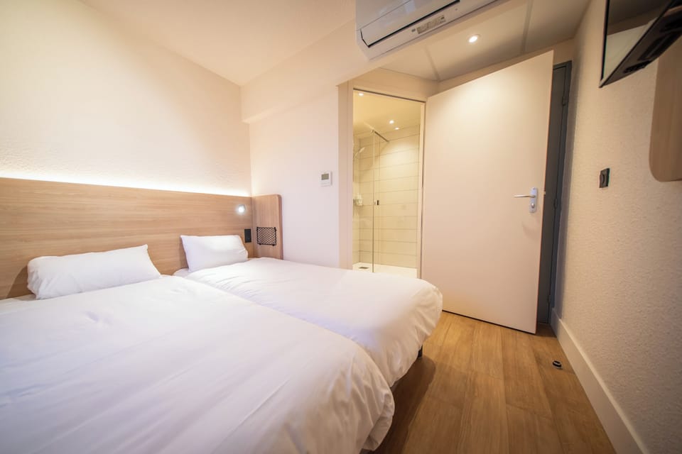 Standard Room, 2 Twin Beds | Desk, free cribs/infant beds, free WiFi, bed sheets