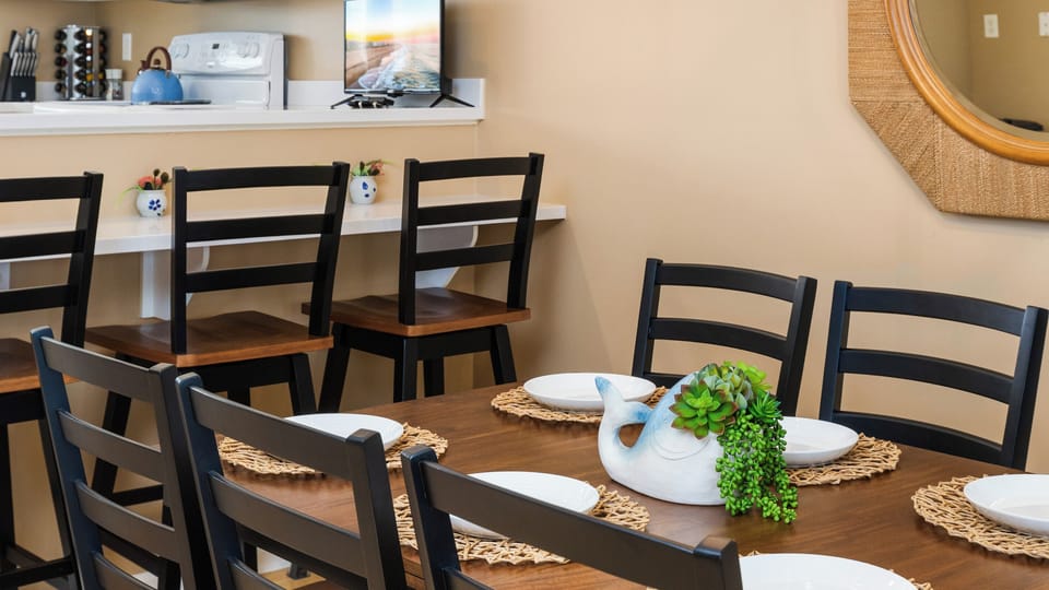 6-Person D.R. Table w/ Leaf to Extend