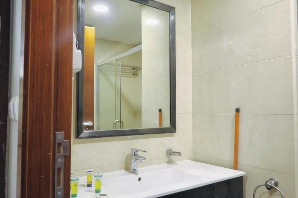 Basic Triple Room | Bathroom | Separate tub and shower, free toiletries, towels, soap