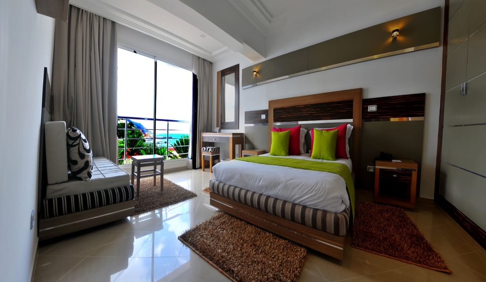 Suite | Premium bedding, in-room safe, blackout drapes, soundproofing