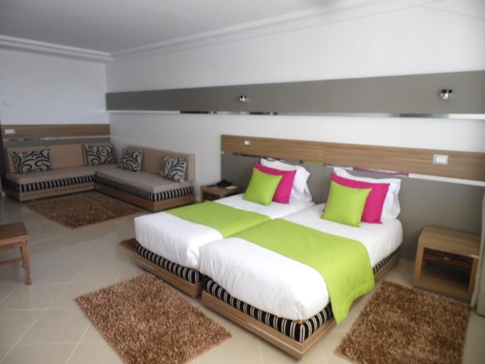 Premium bedding, in-room safe, blackout drapes, soundproofing