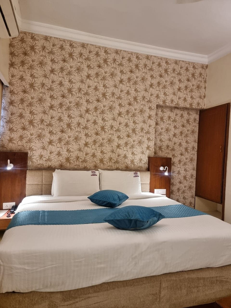 Deluxe Double Room, Air conditioning | Desk, laptop workspace, WiFi (free)