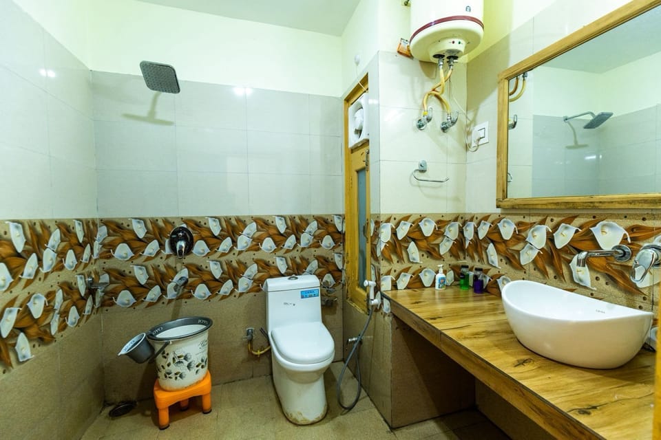 Double Room, Balcony, Mountain View | Bathroom | Shower, towels, soap, shampoo