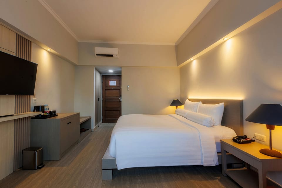 Deluxe Double Room | Desk, WiFi (free), bed sheets