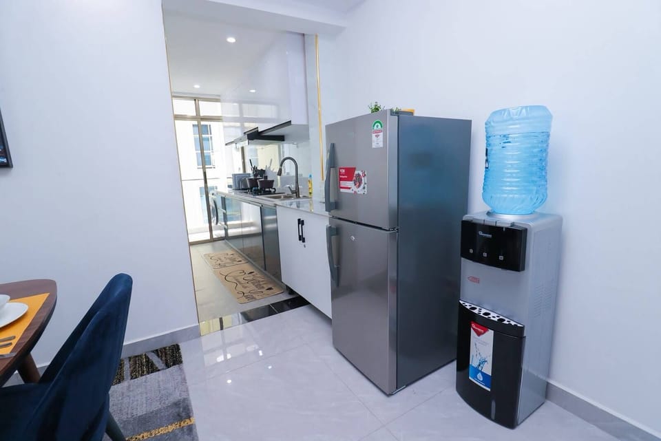 Coffee/tea maker, full-size fridge, microwave, oven