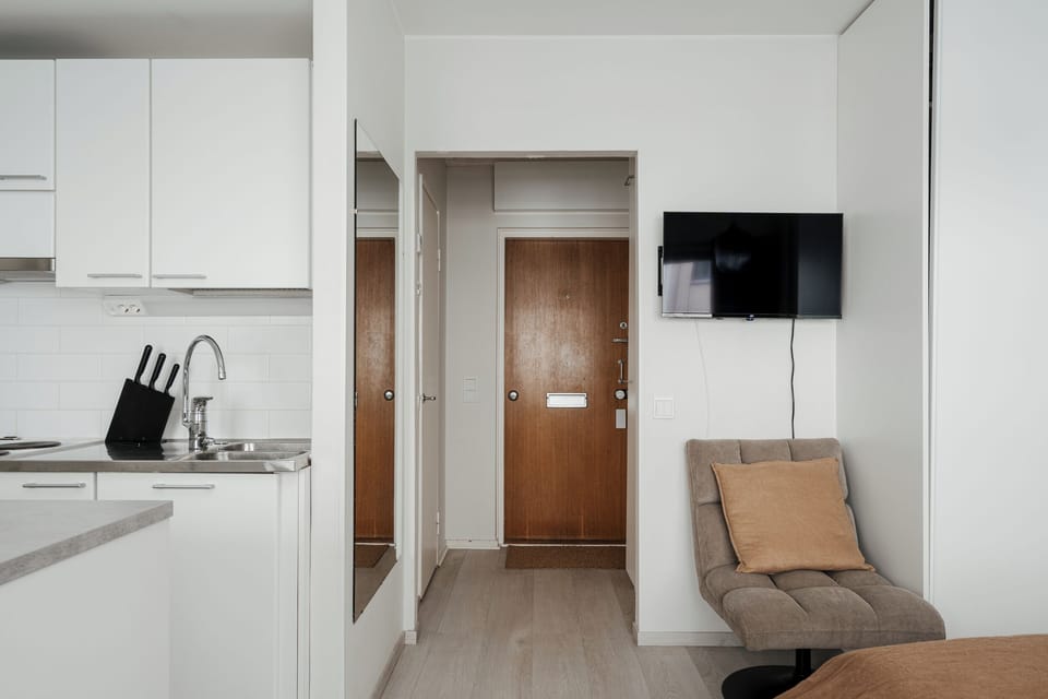 Comfort Studio, 1 Queen Bed, Courtyard View | Laptop workspace, blackout drapes, iron/ironing board, WiFi (free)