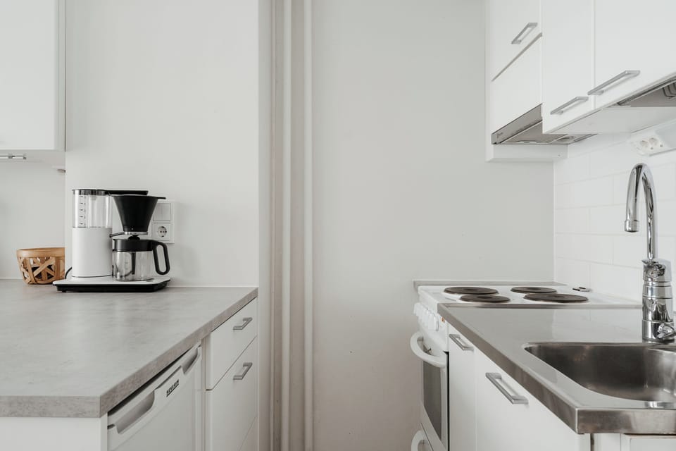 Comfort Studio, 1 Queen Bed, Courtyard View | Private kitchen | Coffee/tea maker, mini-fridge, microwave, oven