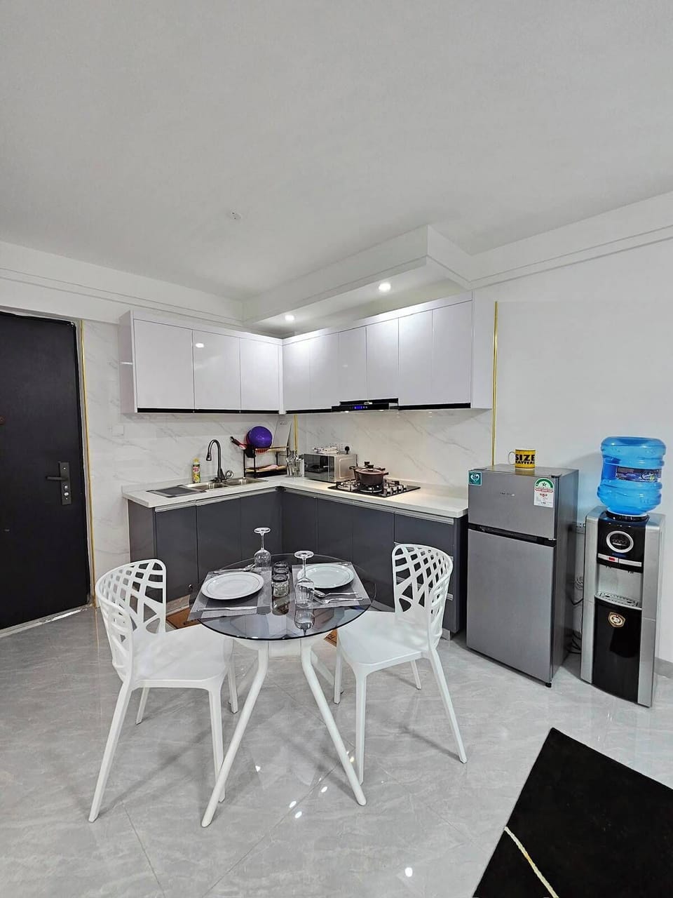 Classic Apartment, Balcony, City View | Private kitchen | Coffee/tea maker, full-size fridge, microwave, oven