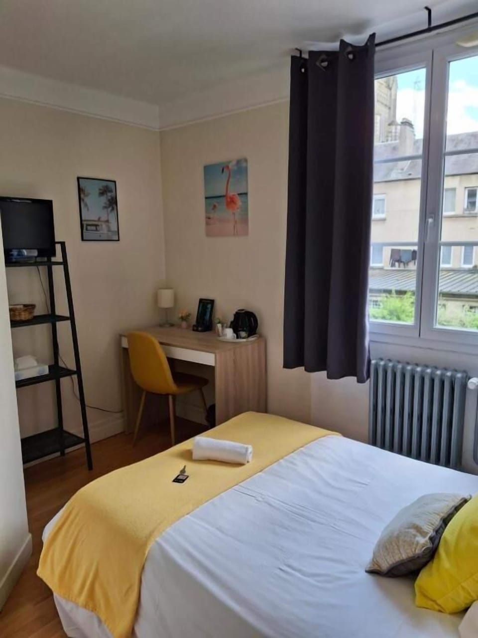 Desk, laptop workspace, WiFi (free)