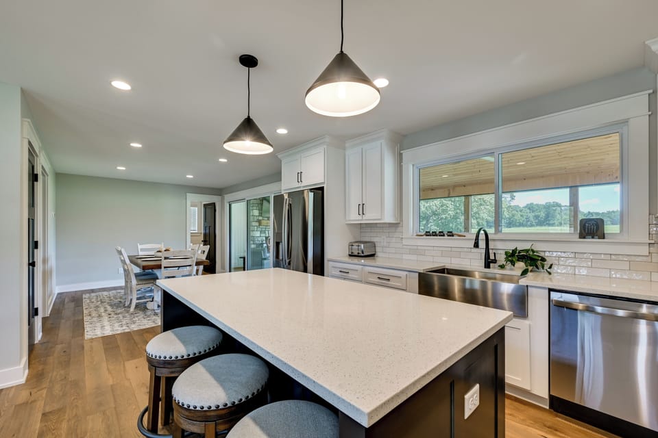 Kitchen | Microwave | Stove/Oven | Main Level