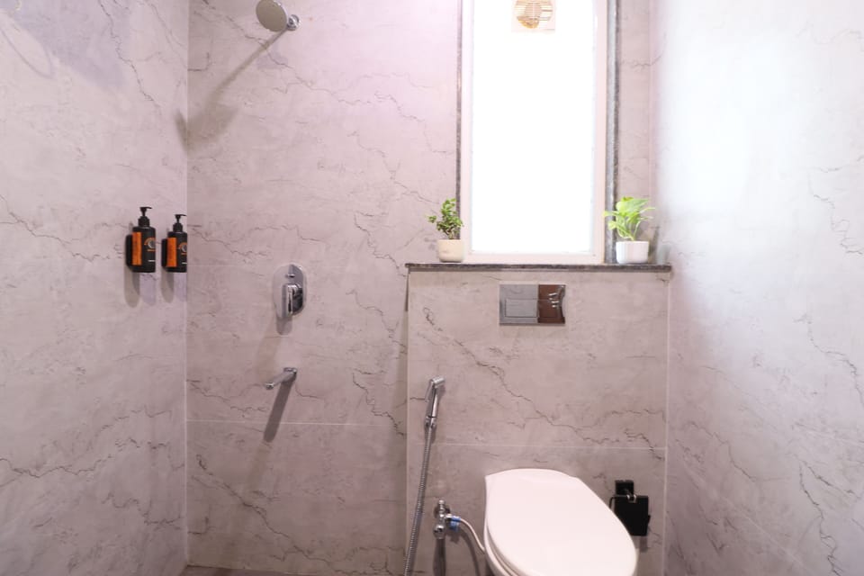 Executive Double Room, City View | Bathroom | Combined shower/tub, towels, soap, shampoo