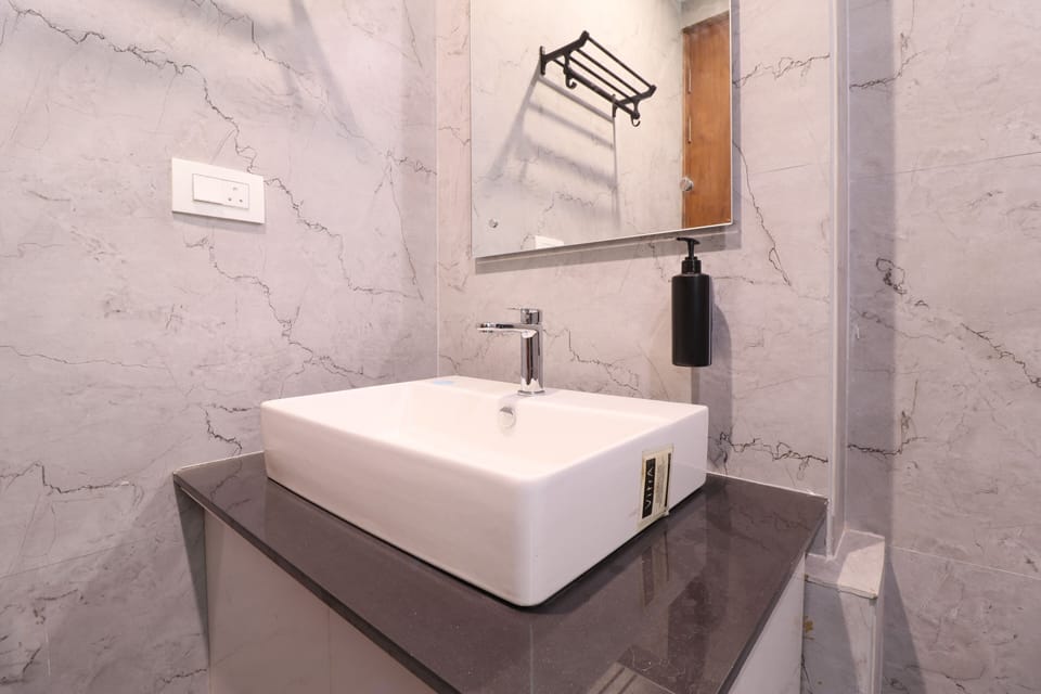 Executive Double Room, City View | Bathroom | Combined shower/tub, towels, soap, shampoo