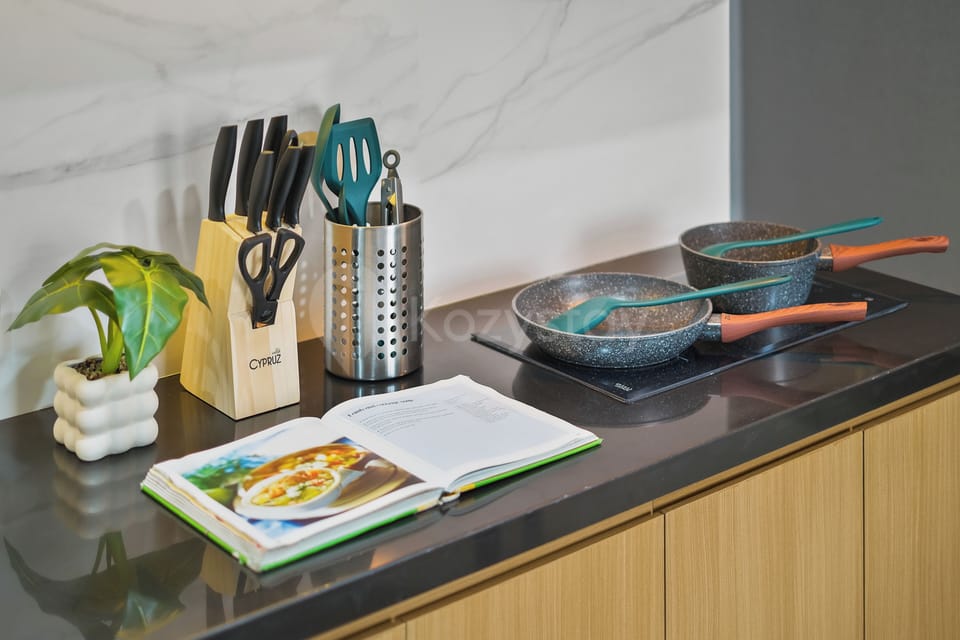 Apartment, 3 Bedrooms, City View | Private kitchen | Full-size fridge, microwave, stovetop, cookware/dishes/utensils