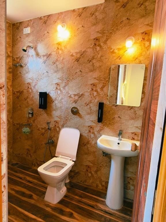 Shared Dormitory | Bathroom | Soap, toilet paper