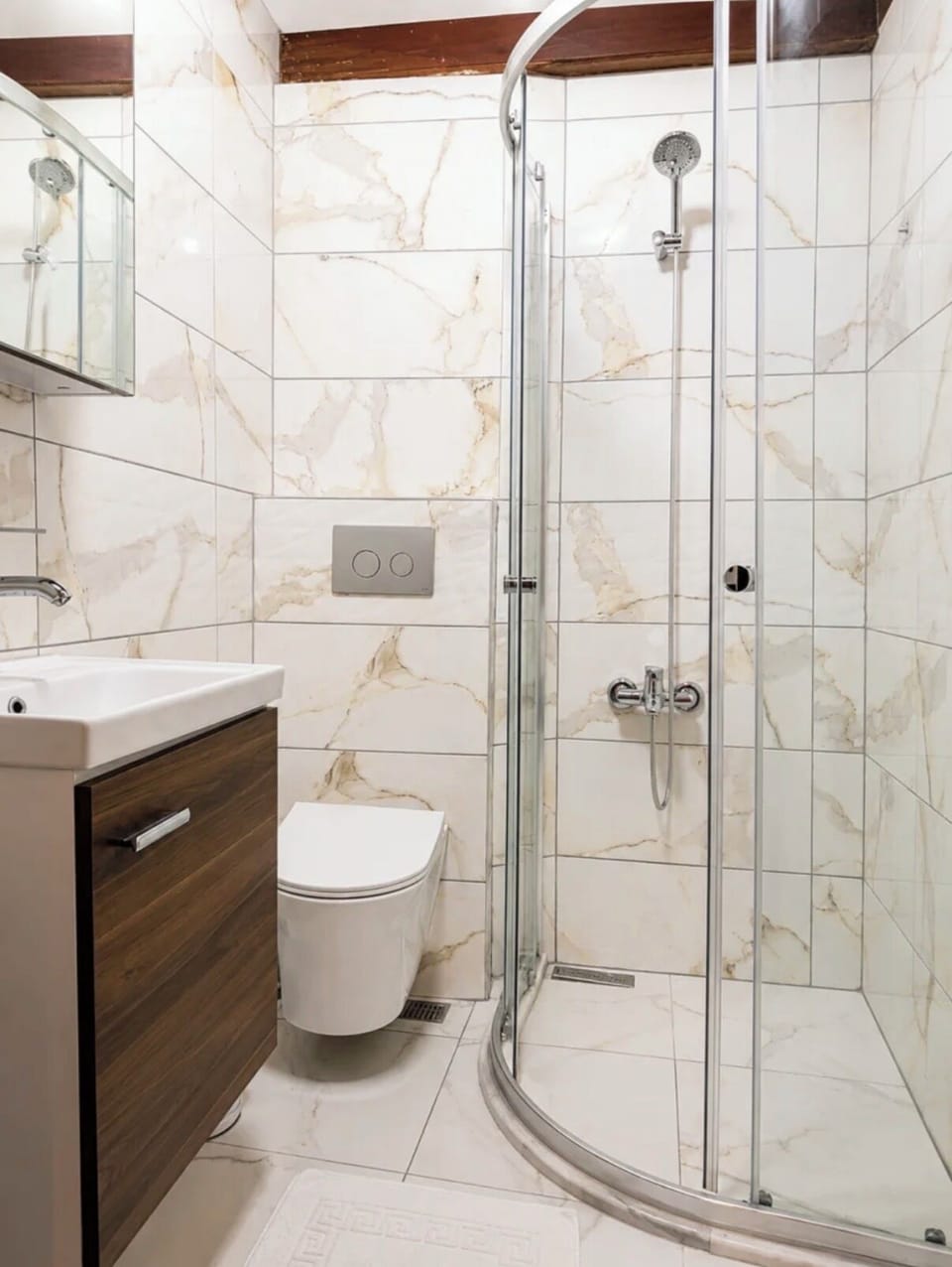 Standard Room | Bathroom | Shower, hair dryer, towels, soap