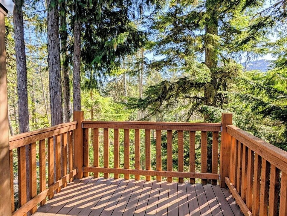 Large deck wtih views of Mt Hood National Forest