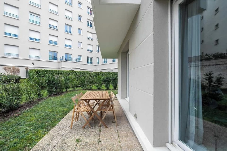 Terrasse + petit jardin