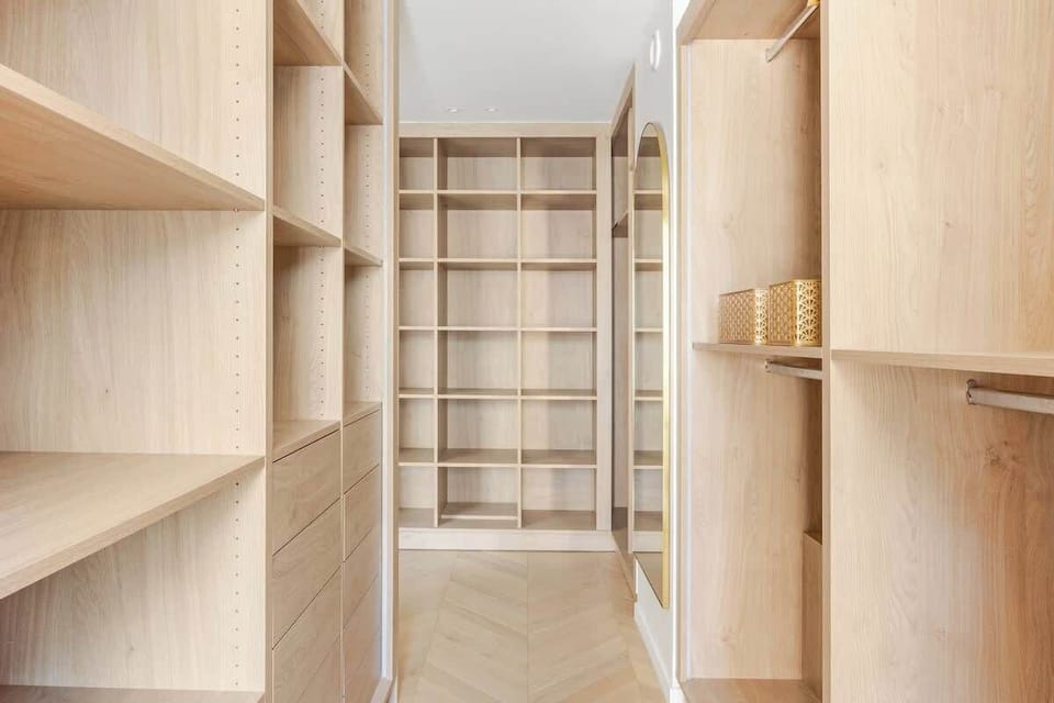 Avec ses nombreux meubles de rangement, le logement peut accueillir jusqu'à 10 voyageurs. Parfait pour les familles, les groupes d'amis et les voyageurs professionnels.