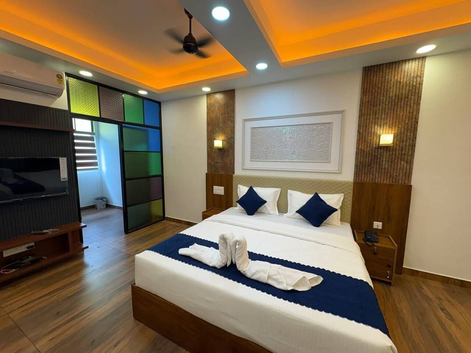 Double Room | In-room safe, blackout drapes, WiFi (free)