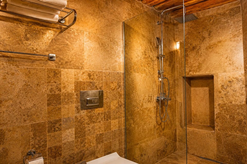 Classic Room | Bathroom | Free toiletries, hair dryer, heated floors (bathroom), towels