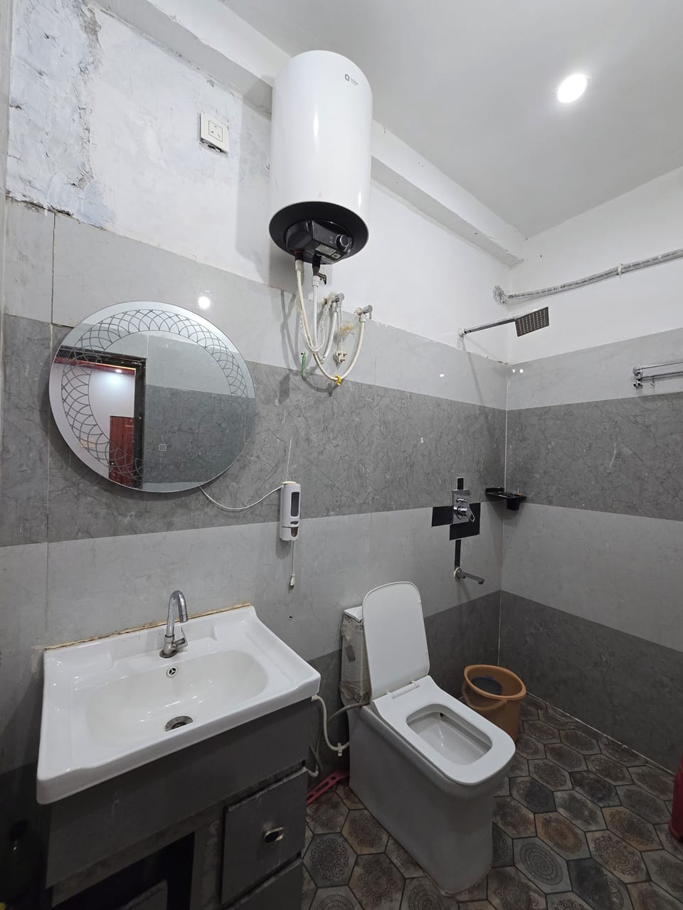 Deluxe Quadruple Room | Bathroom | Separate tub and shower, free toiletries, slippers, towels