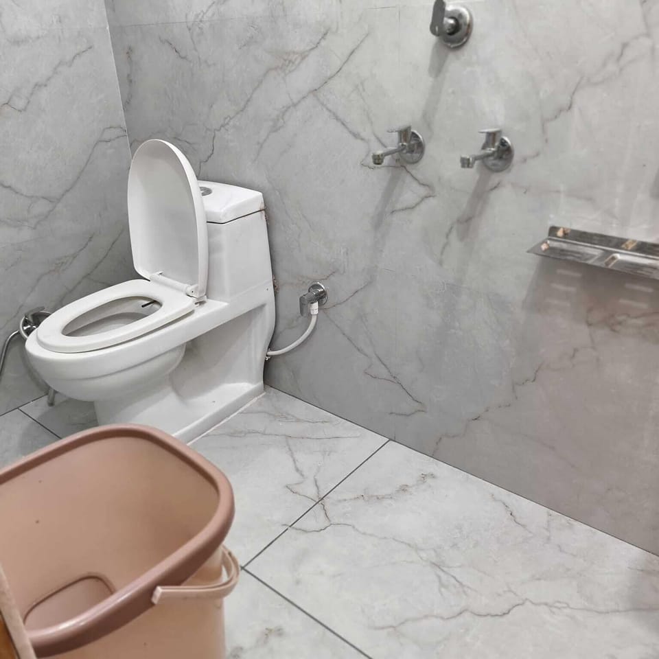 Family Double Room, Balcony | Bathroom | Shower, free toiletries, slippers, towels