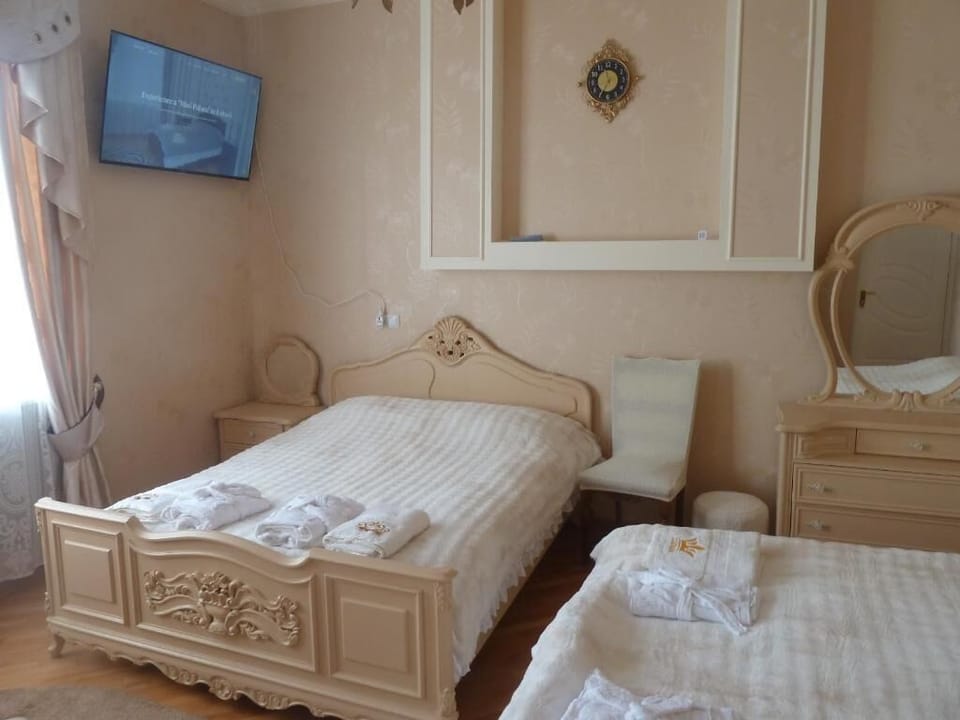 Deluxe Quadruple Room | Blackout drapes, iron/ironing board, WiFi (free)