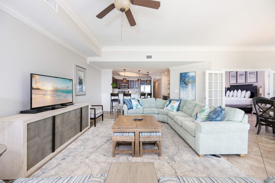 Condo, 3 Bedrooms | Living area