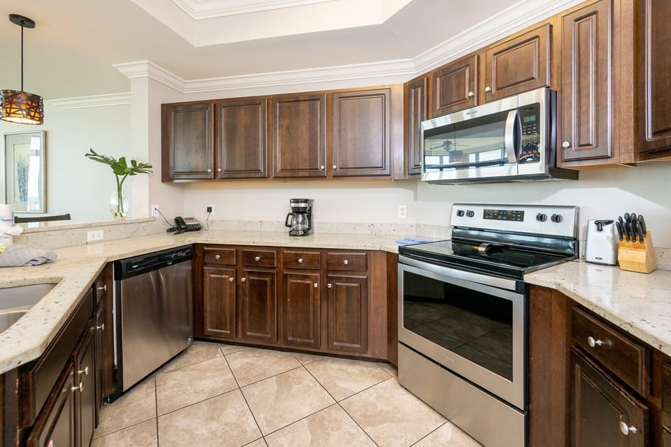 Condo, 3 Bedrooms | Private kitchen | Coffee/tea maker, fridge, oven